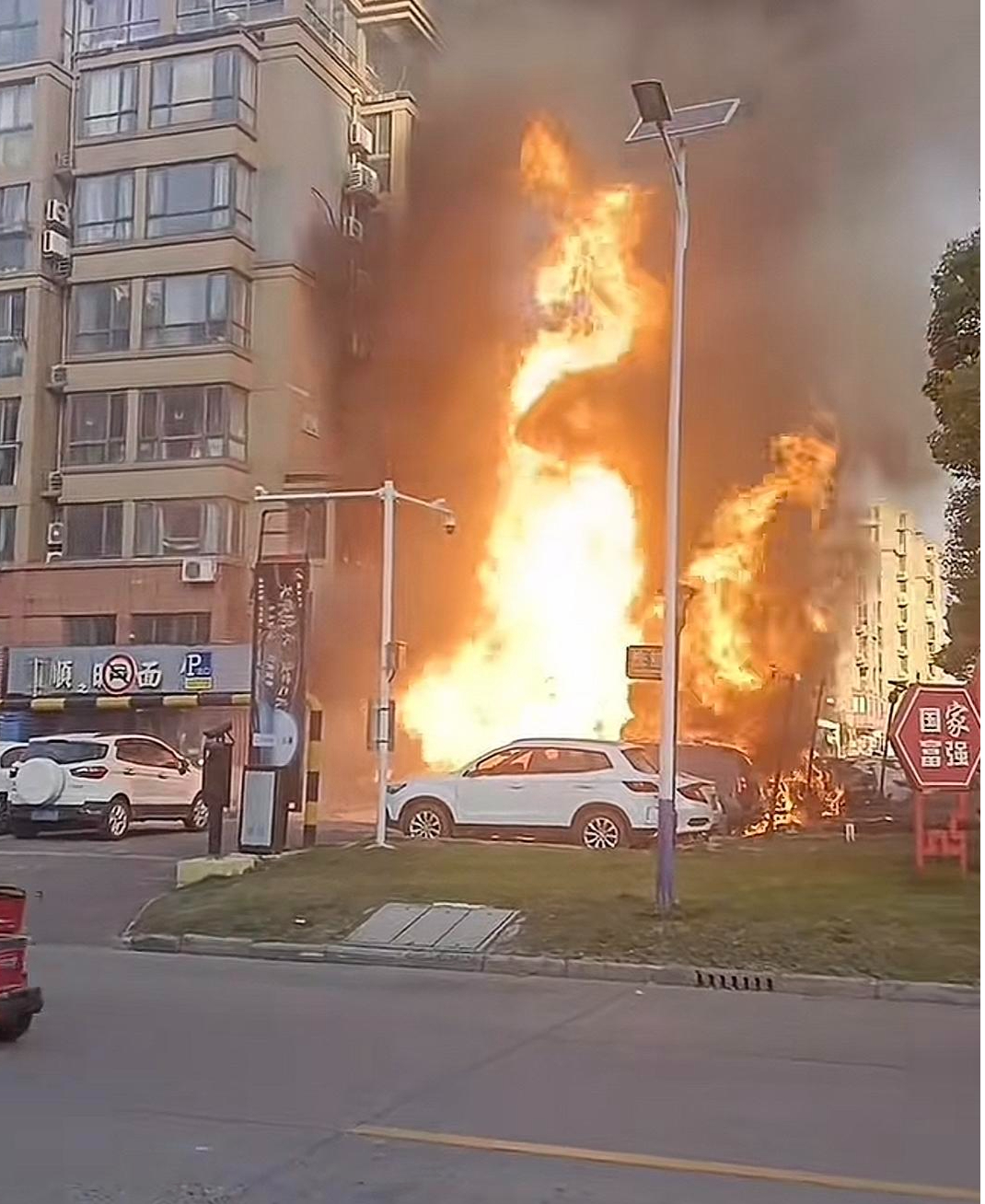 #燃气公司回应小区附近施工引发火灾# 【#江苏一小区附近施工引发火灾# 燃气公司