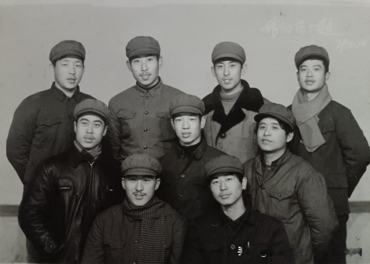 1979年：男孩最帅的样子是戴上流行的军帽！

这其中，当然有我！军人帽子 帅军