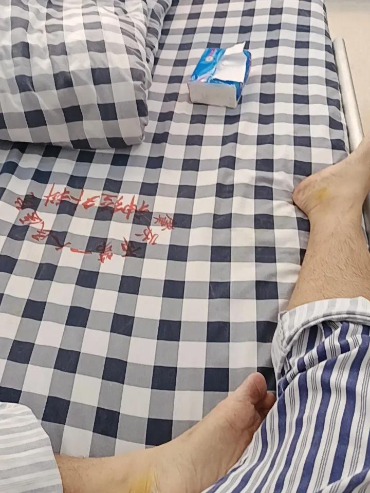 家人们谁懂啊，这个床确实货真价实。
真的是异样的眼神。
