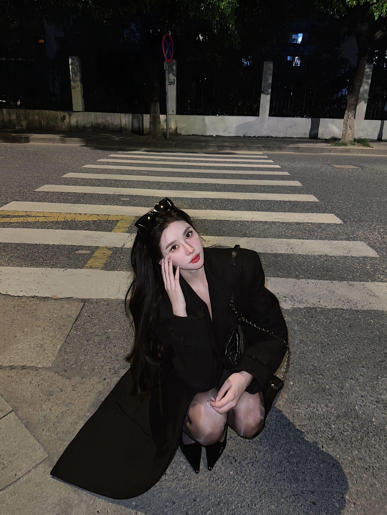 街头“风衣御姐”：这腿长+穿搭，美到挪不开眼！

深夜斑马线偶遇的黑系姐姐，直接