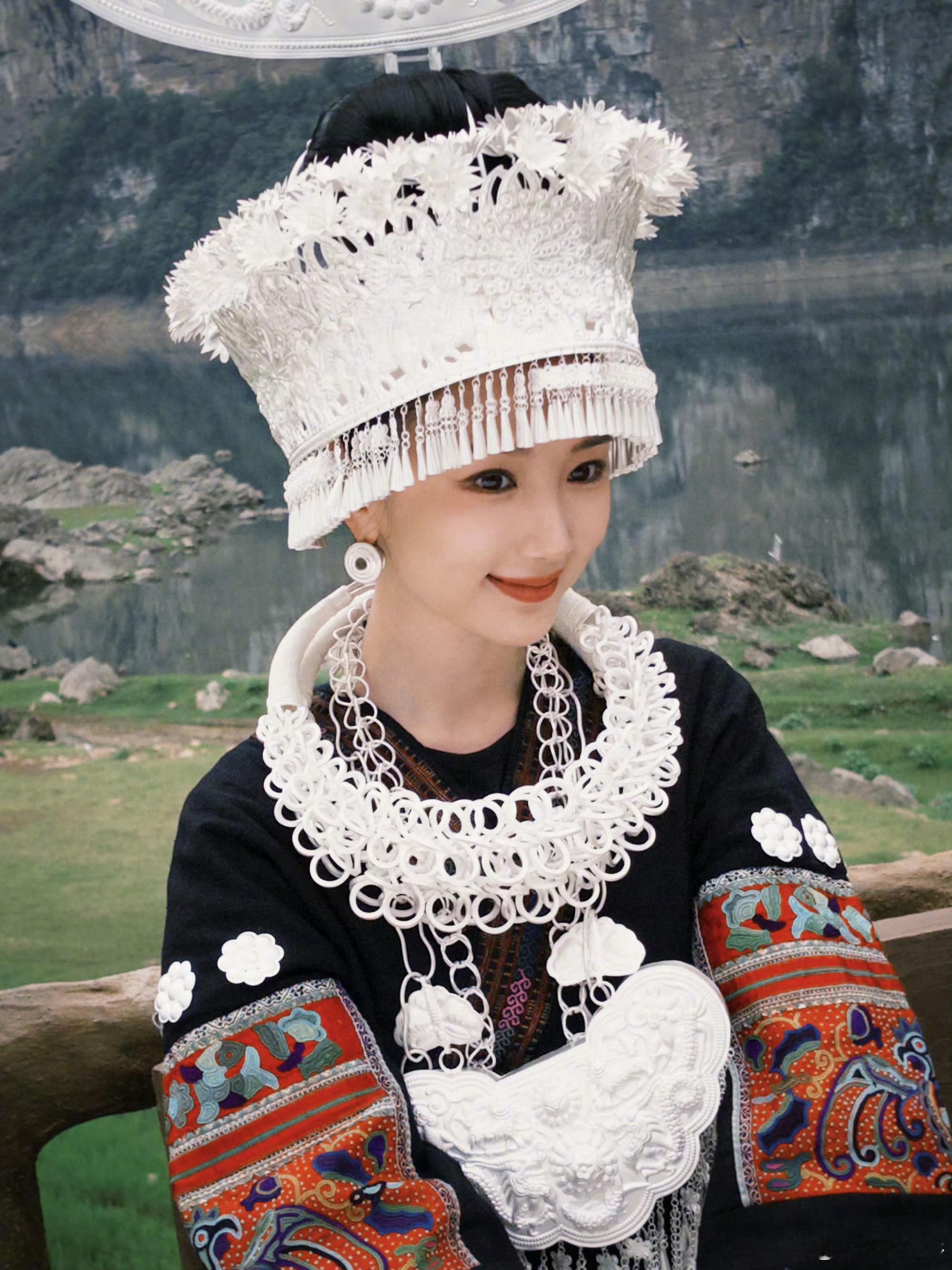 毛晓彤苗族绣娘造型，姐姐好美 