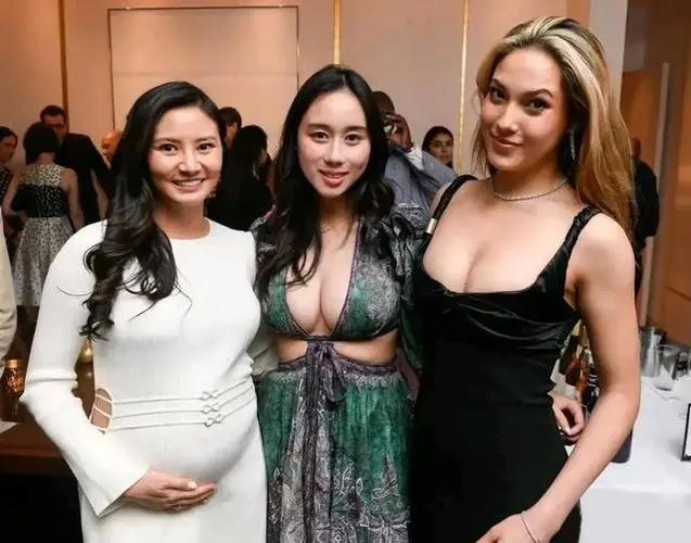 近日，赌王的小女儿何超欣在参加Met Gala活动时，与谷爱凌以及雅诗兰黛家族的