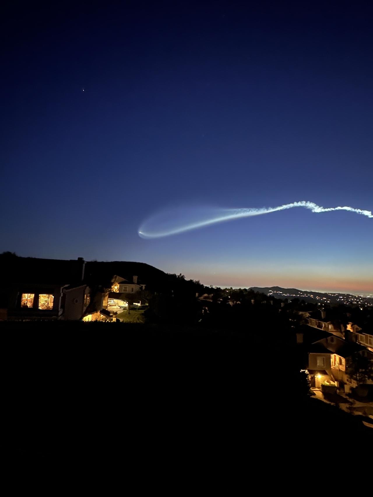 美西时间 4 月 6 日晚 19:50，SpaceX 猎鹰 9 号火箭在加州范登