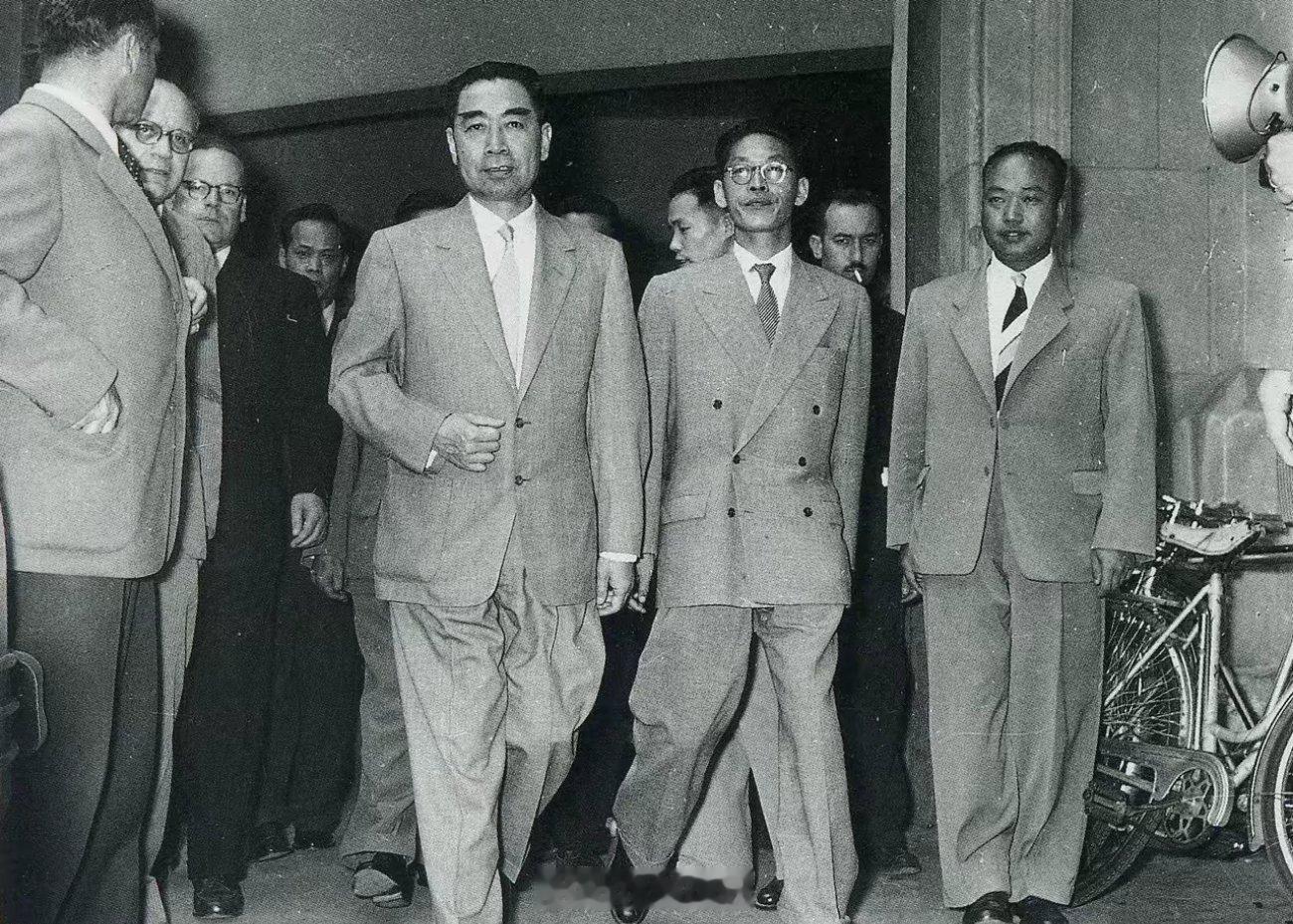 1954年，日内瓦会议期间，周恩来总理与驻瑞士联邦共和国公使冯铉（前排右二）在瑞