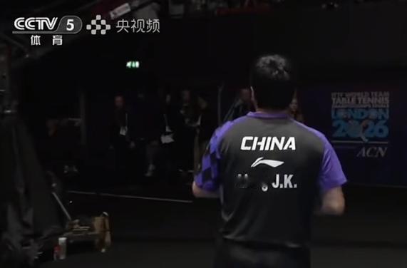 兄弟情深！昨晚上梁靖崑赢了安宰贤后，梁靖崑下来跟王皓教练、林诗栋握手，没看到王楚