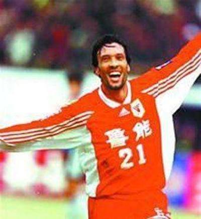 从天堂到地狱又回到天堂！球进了，又是罗麦多，这真的让人疯狂！1999年的双冠王之