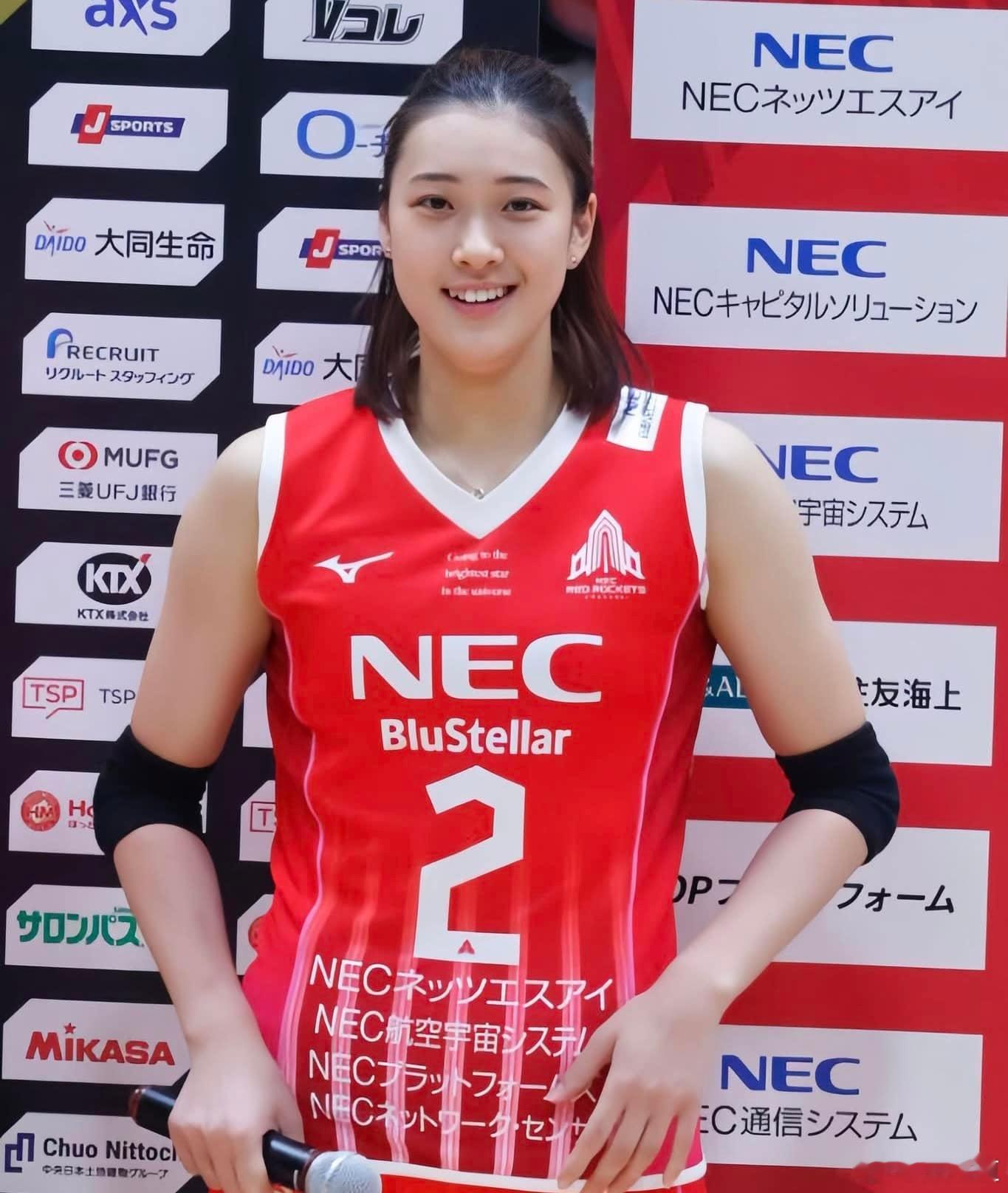 国际排坛动态日本女排23岁的佐藤淑乃近日接受专访，先在国内夺冠，然后目标留洋打球