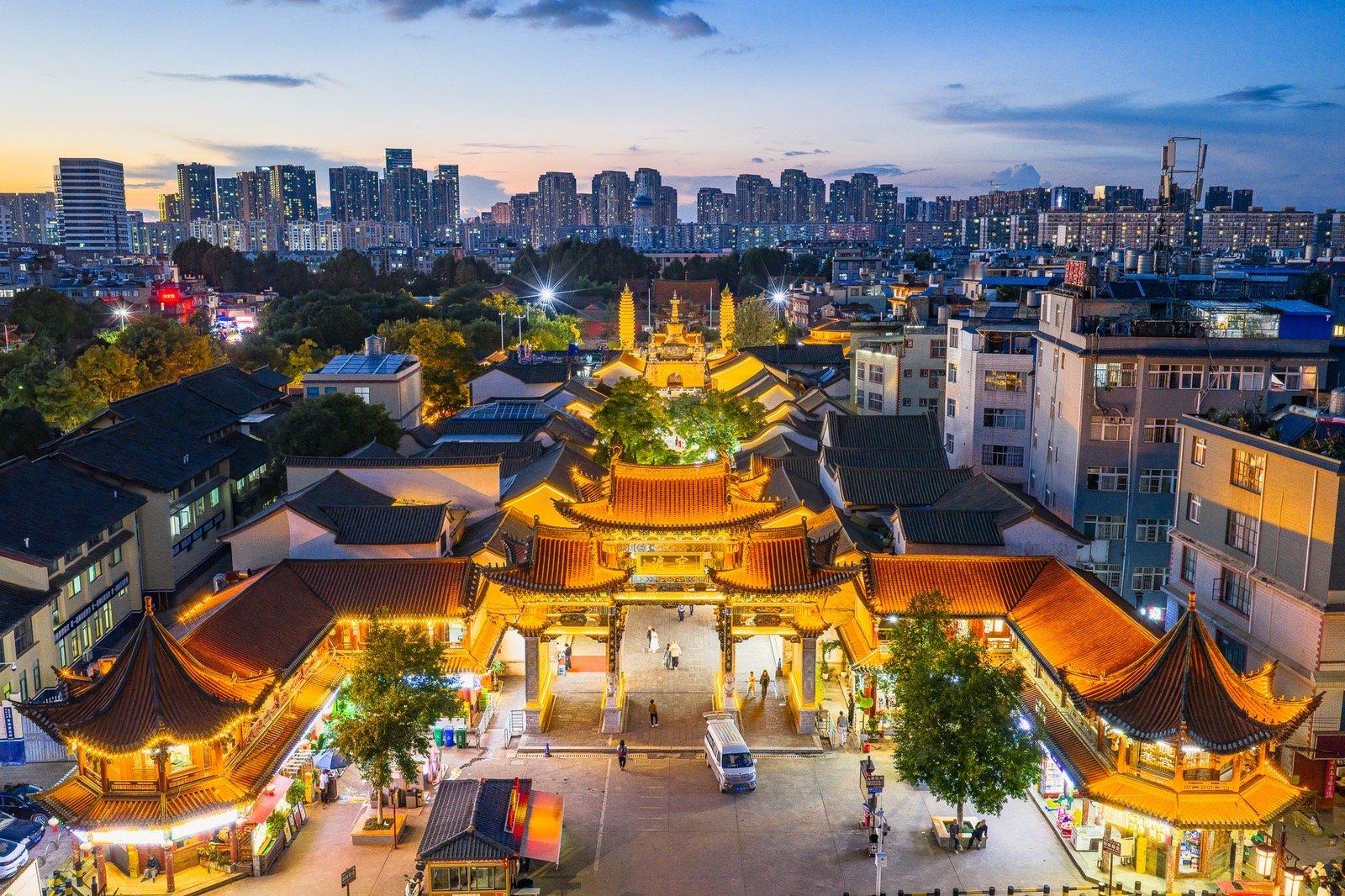 昆明官渡新夜态华灯初上，官渡区开始绽放与白日不同的魅力。海乐世界的时尚潮流、官渡
