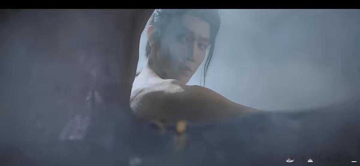 《一笑随歌》开播没几天，播放量破五千万，真不是吹的。​李沁拍打戏不找替身，摔了几