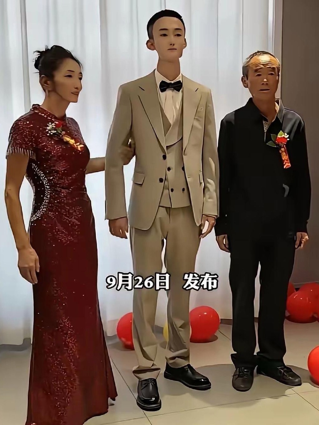 第一眼以为新郎结婚戴的面具，再仔细一看，原来是长得像妈妈 ​​​