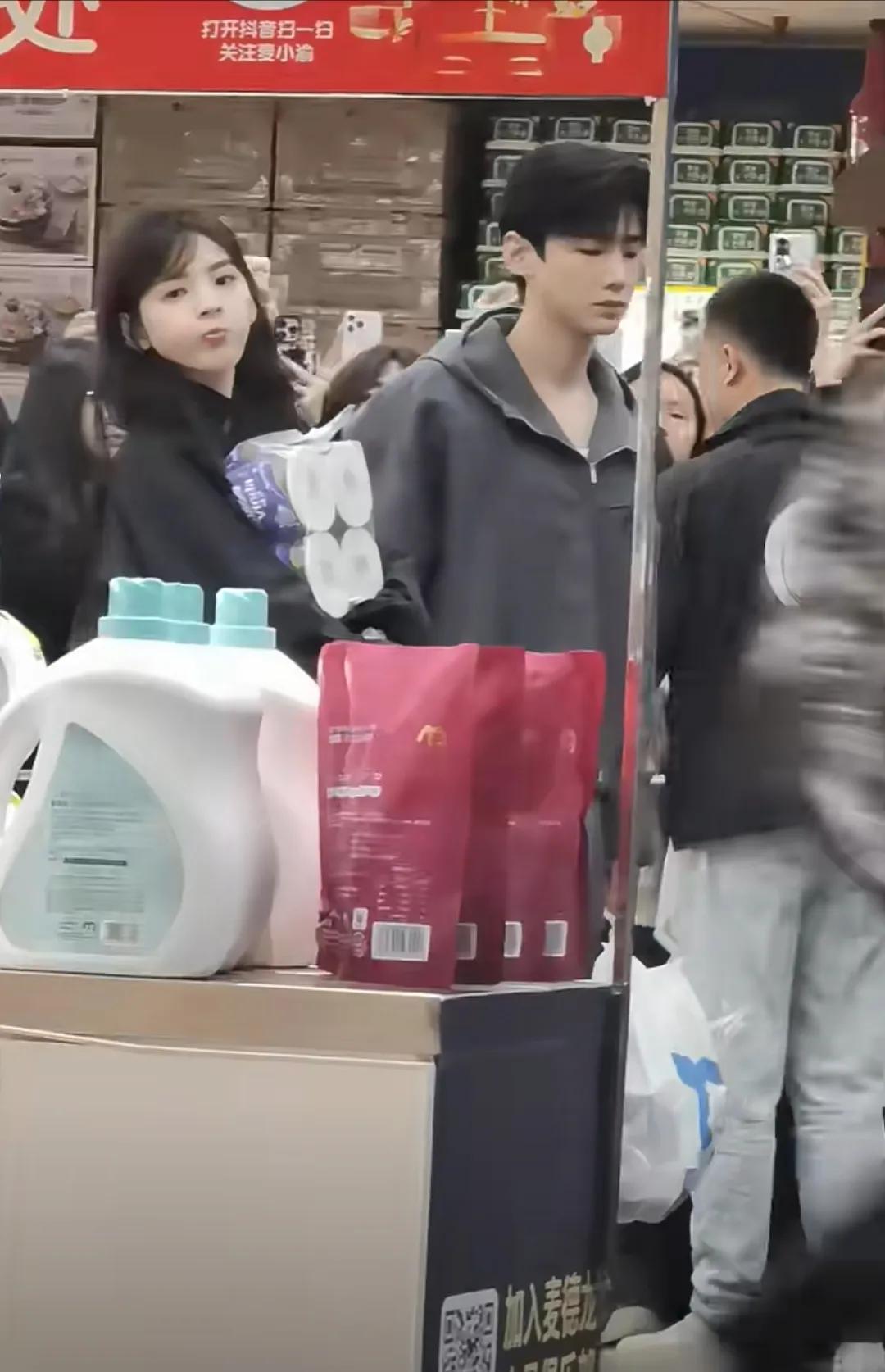 章若楠和白敬亭在重庆拍戏，旁边好多人对着他们拍摄啊！人们太喜欢凑热闹了，明星可能