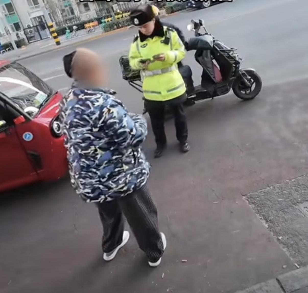 老人追尾聋哑外卖小哥
反要求对方赔偿
一名老太太追尾了外卖小哥，导致老太太的车受