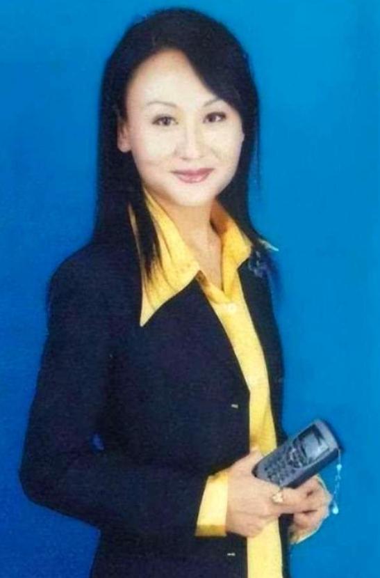 2015年，前央视主持人曹晴辞去工作远嫁美国，婚后却遭丈夫屠中恒没收所有证件，并