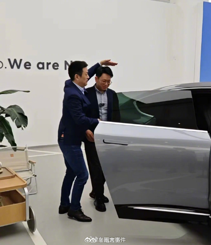 李斌亲自为用户开车门交付ET94月13日，蔚来上海区域第100000辆新车蔚来E