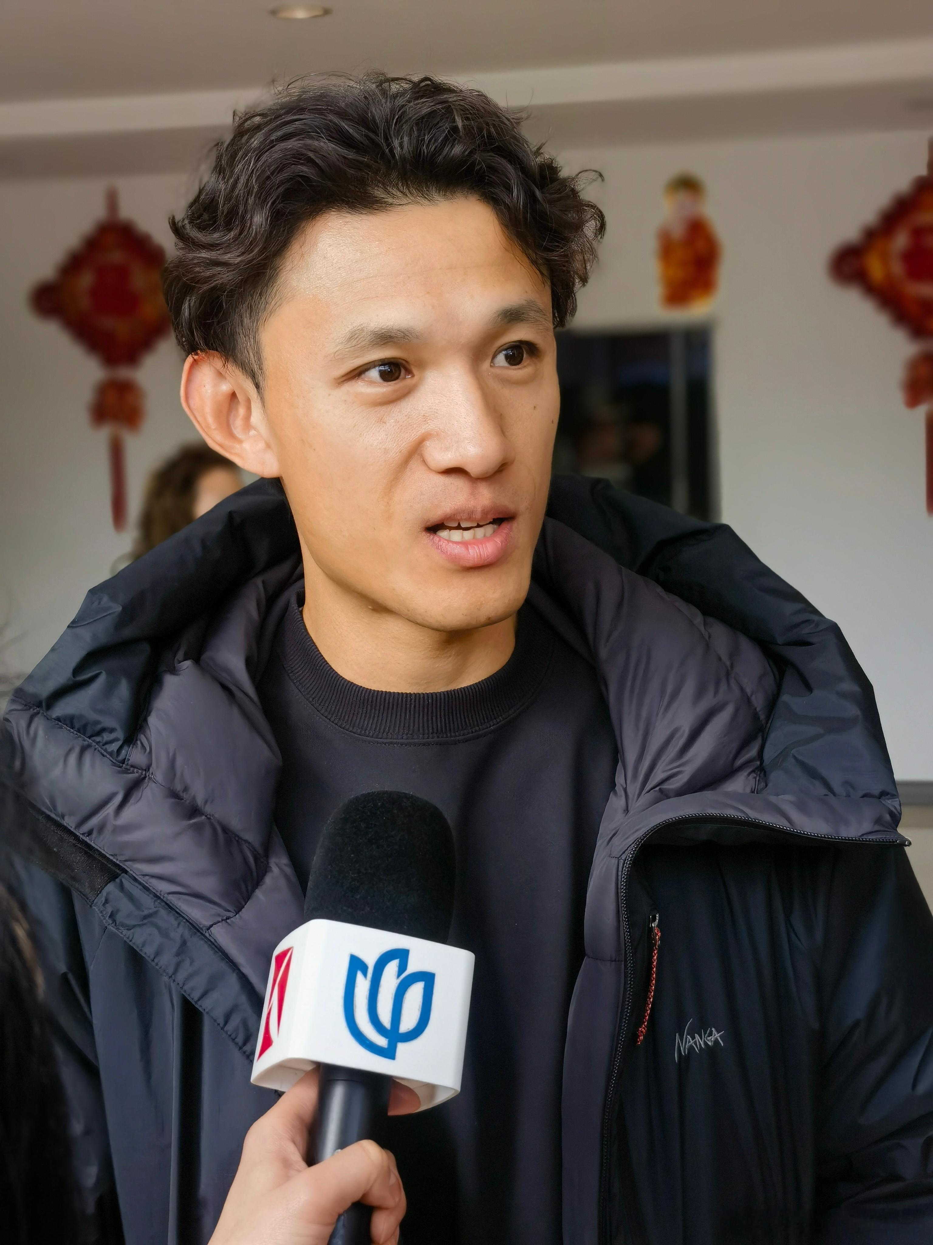 和王燊超聊了下，确实受伤了，在静养阶段。还是多哈集训期间，肋部被撞了下，有点疼也