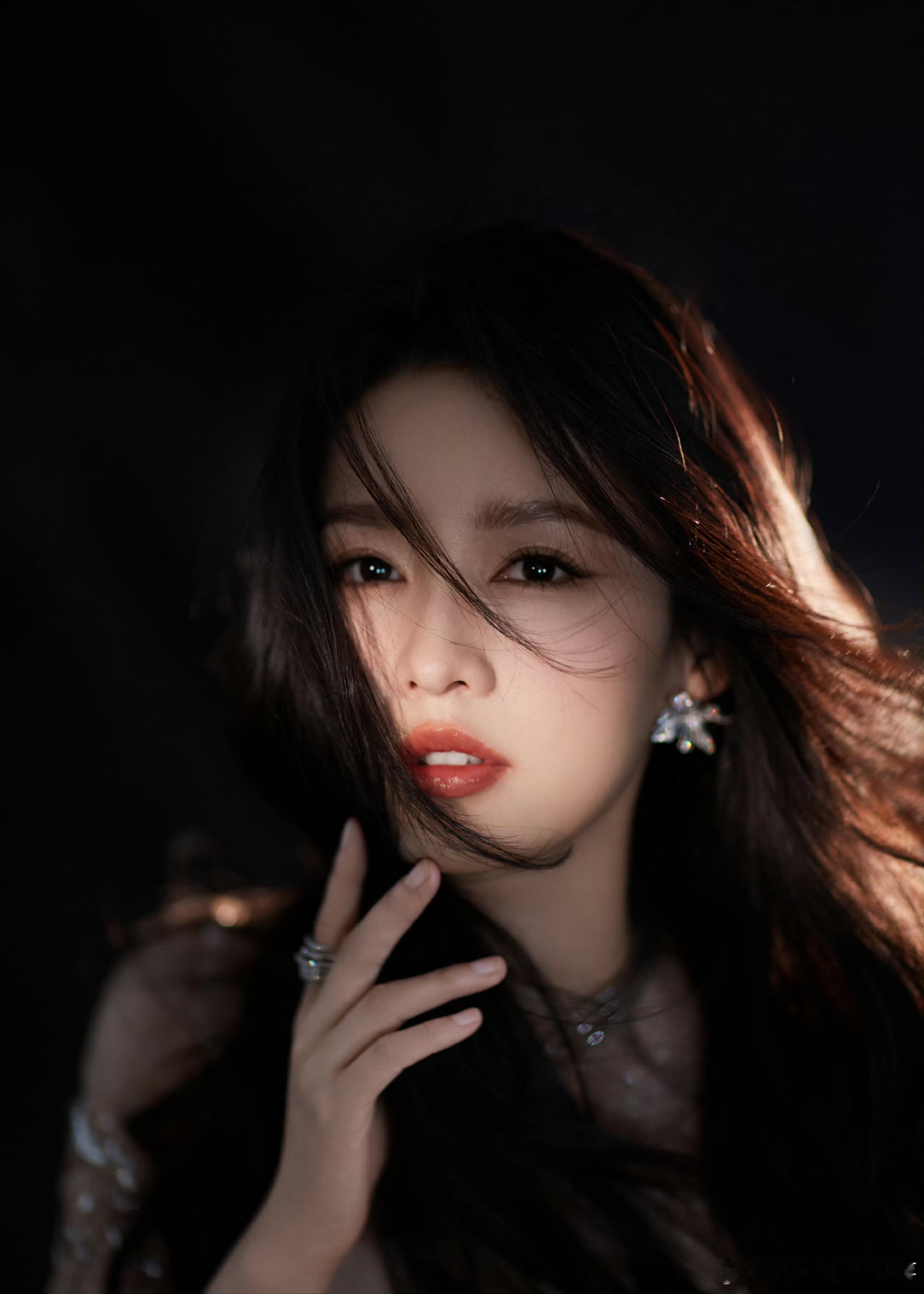 #李沁收到范闲送的鸡腿##李沁[超话]# 神啊美哭了！就是神颜啊啊啊~提名即肯定