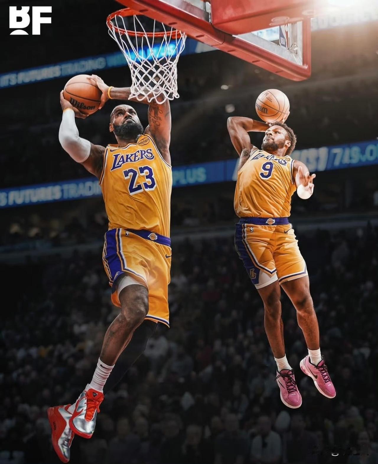 詹姆斯和布朗尼在同一场比赛中扣篮，是NBA历史第一对完成此举的父子。 ​​​