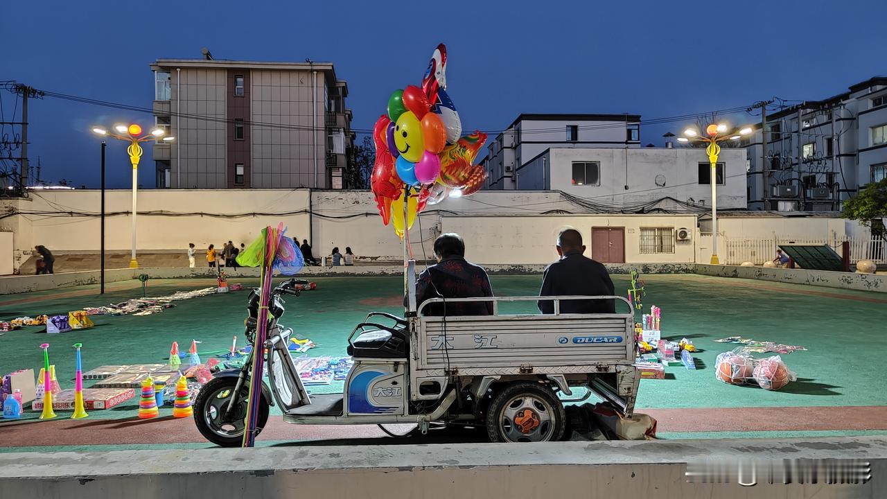 2026年4月11日的傍晚，在雄安新区安新县的文化广场，拍了几张照片，记录百姓的