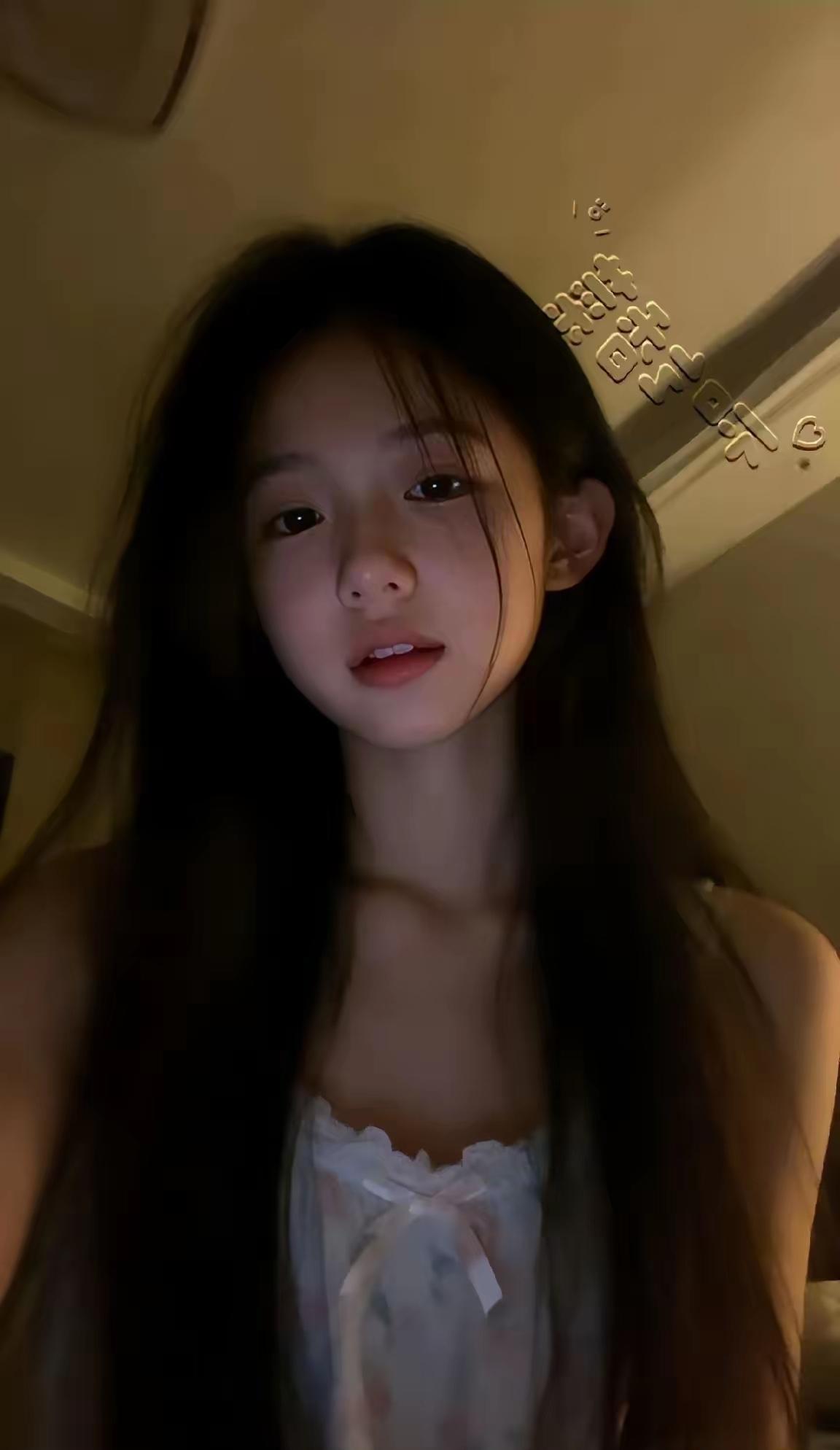 半夜出现在面前你怕不怕？

女朋友半夜突然出现在面前吓你一跳？我没吓傻，当场哭崩