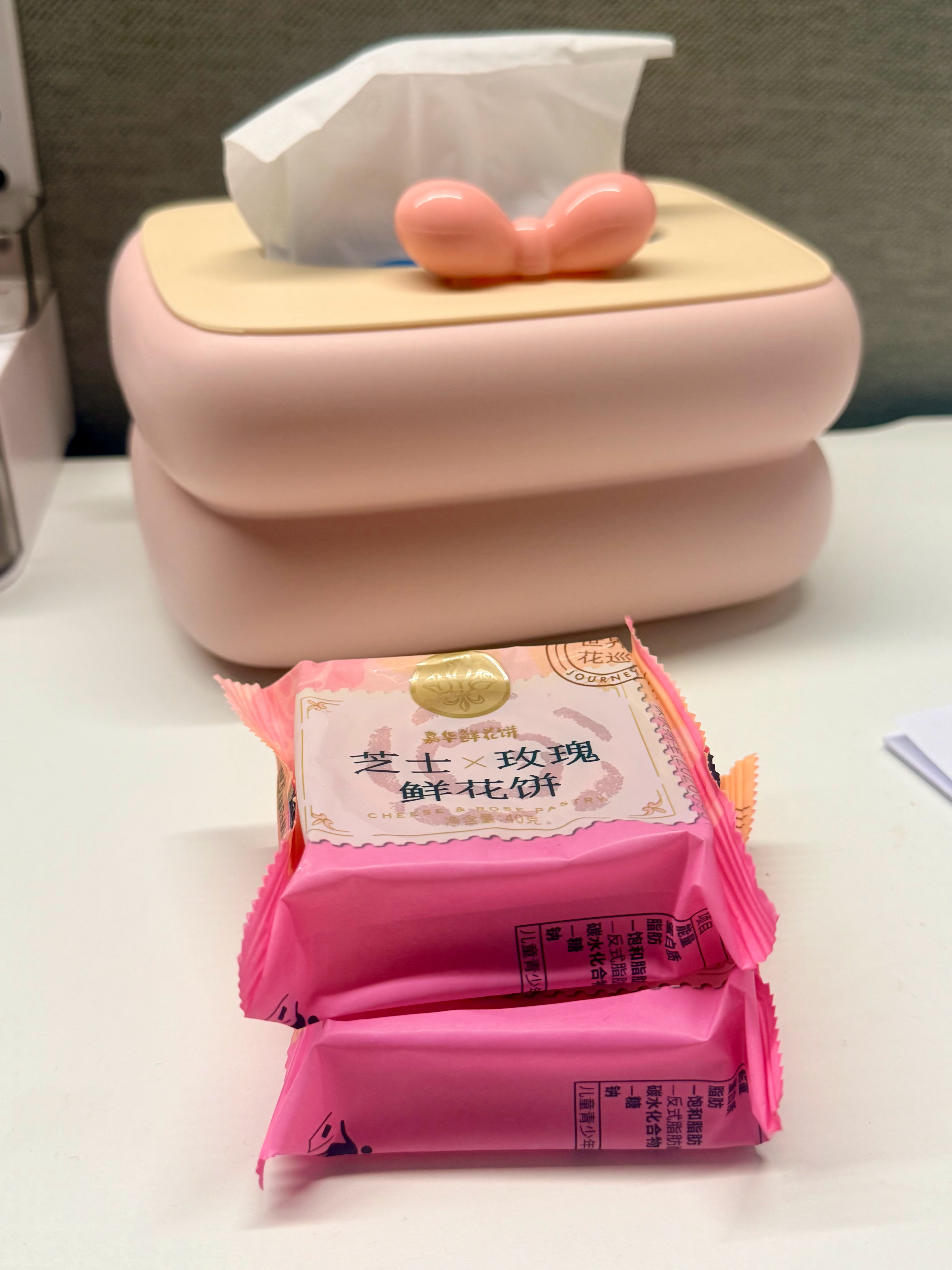 周五的小确幸：交到了新朋友 👭正在工位加班，隔壁有一个每天和我一样加班的小姐姐