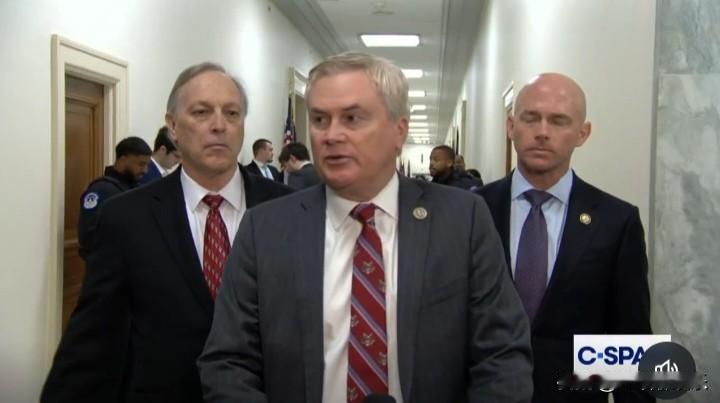 美国国会众议院监督委员会主席詹姆斯·科默表示，“吉斯莱恩·麦克斯韦今天援引第五修