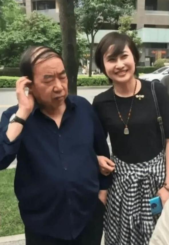 1996年，44岁的贾平凹，娶27岁的护士郭梅为妻。婚后，他问妻子：“我每周可不