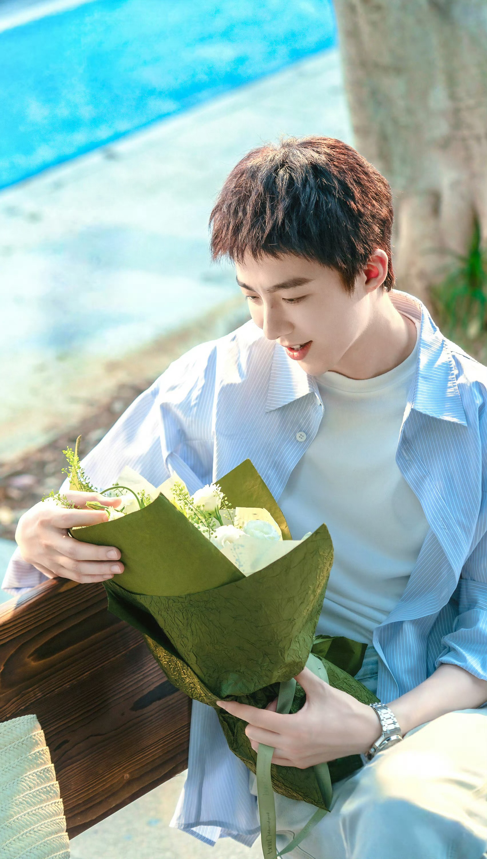 摩登兄弟 掐指一算，今日翻牌必有我~ 你看到了吗。小贝独美吧刘宇宁拍照要帅动作要