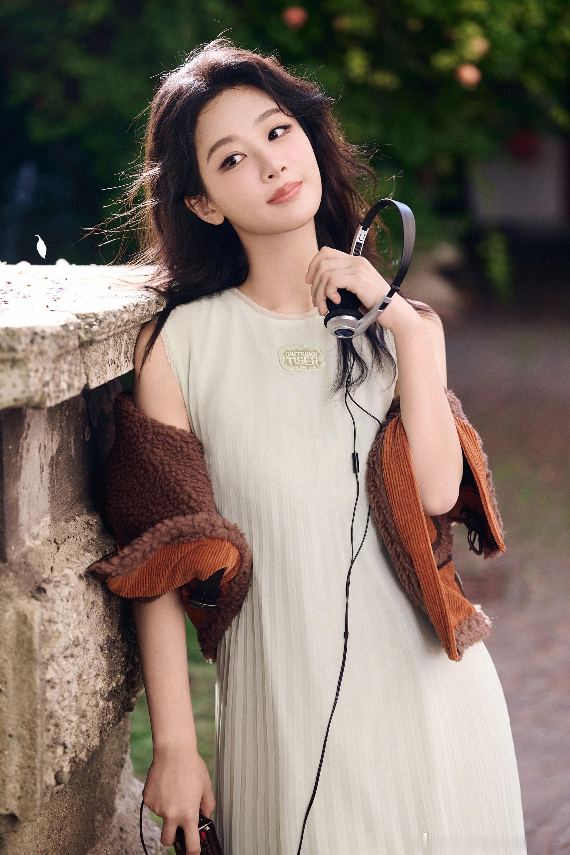 杨紫玉兰花开君再来 yz杨紫董竹君 早安💜你从银河背后靠近我，我与星辉一同为你