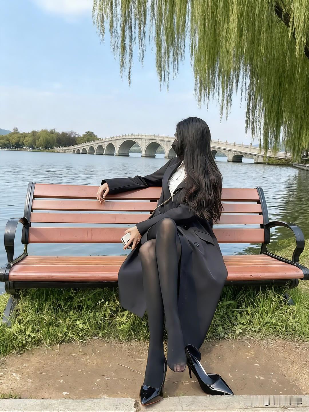 为什么大部分丝袜都是黑色的黑色更百搭，也很显瘦