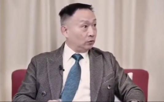 经济学家卢麒元一段“只走面，不走心？”的简短评论，戳破了当下各行各业里一批公众人