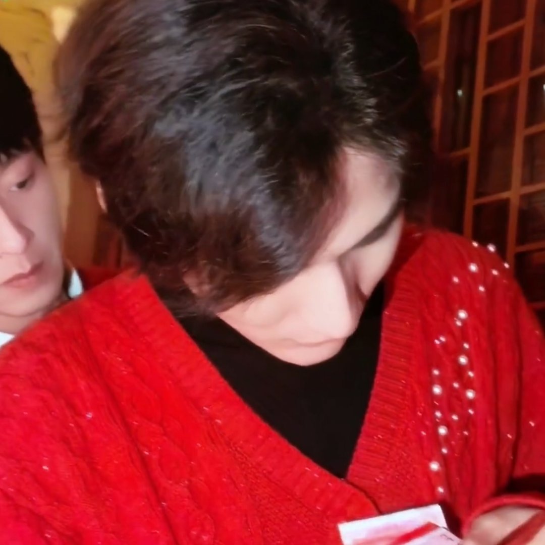 在哥身后努力露出一个脑袋🐰 