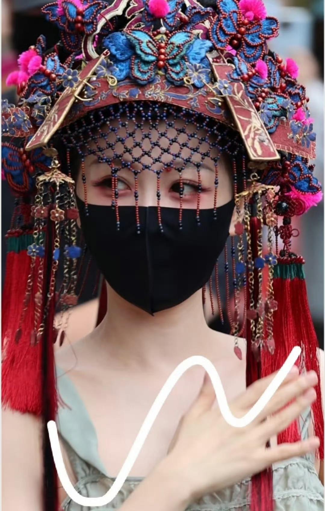 虞书欣这是顶了个“违章建筑”吧[泪奔]这种婚服真的好看吗？还是说是特定剧情？真的