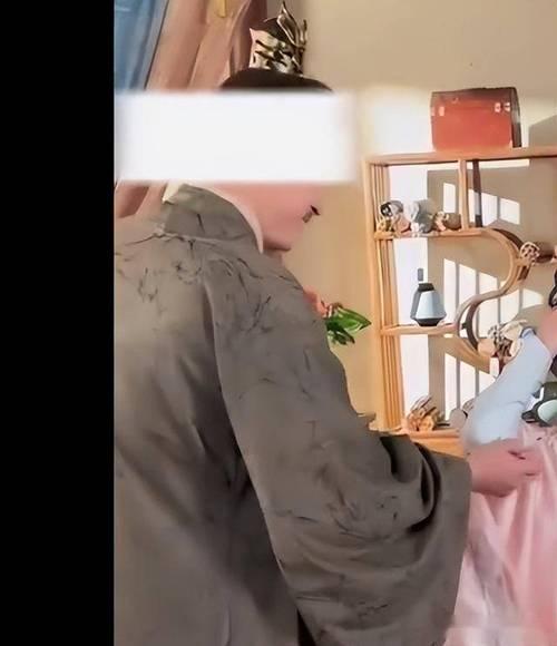 近日，短剧女演员张乙萌曝片场恶行：完成全景戏份休息时，遭一名特邀男演员突然冲近扇