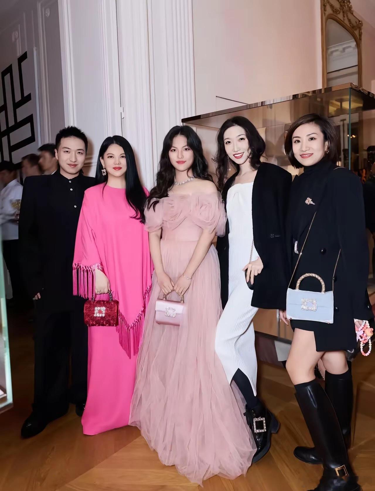 早该封了！每次李湘带着王诗龄奢侈生活的帖子，下面一堆的年轻女孩羡慕得不得了， 一