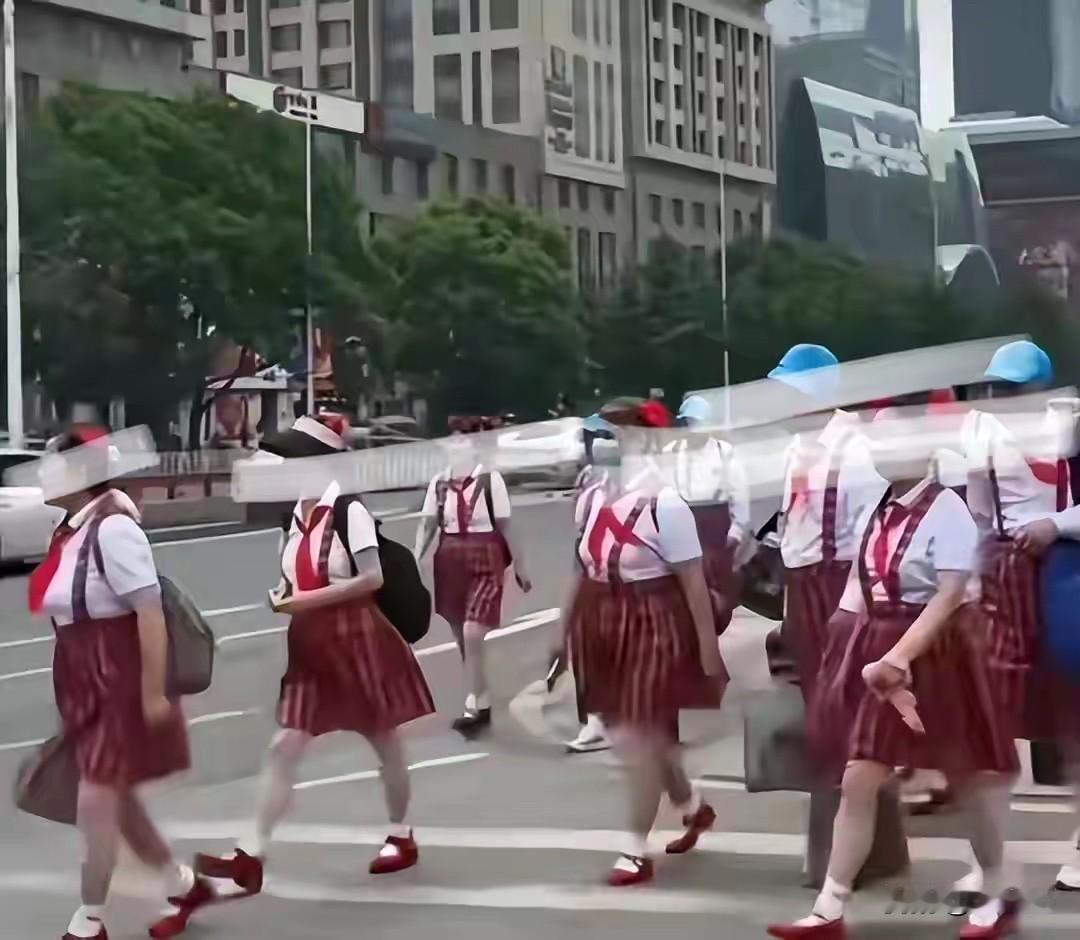 老人六一穿戴红领巾校服上街引热议，追忆童年该把握分寸

六一当天，不少银发老人身
