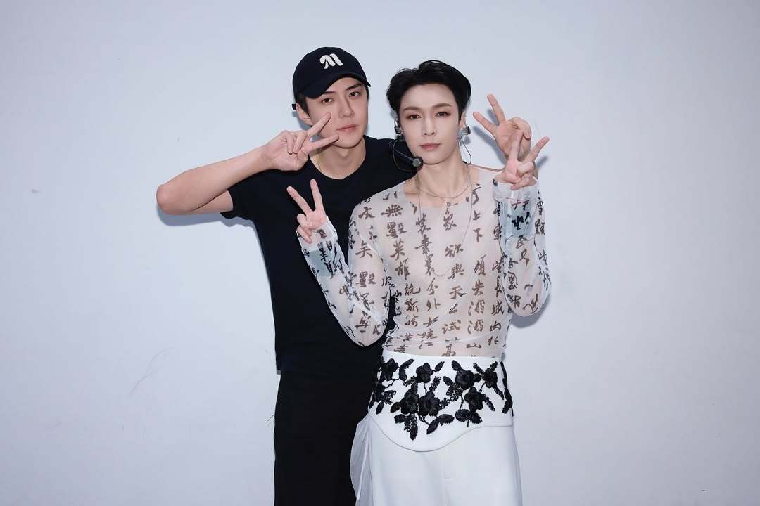 EXO12月的回归越来越具像化了小图看张艺兴好娇俏[笑cry]EXO官方发了张艺