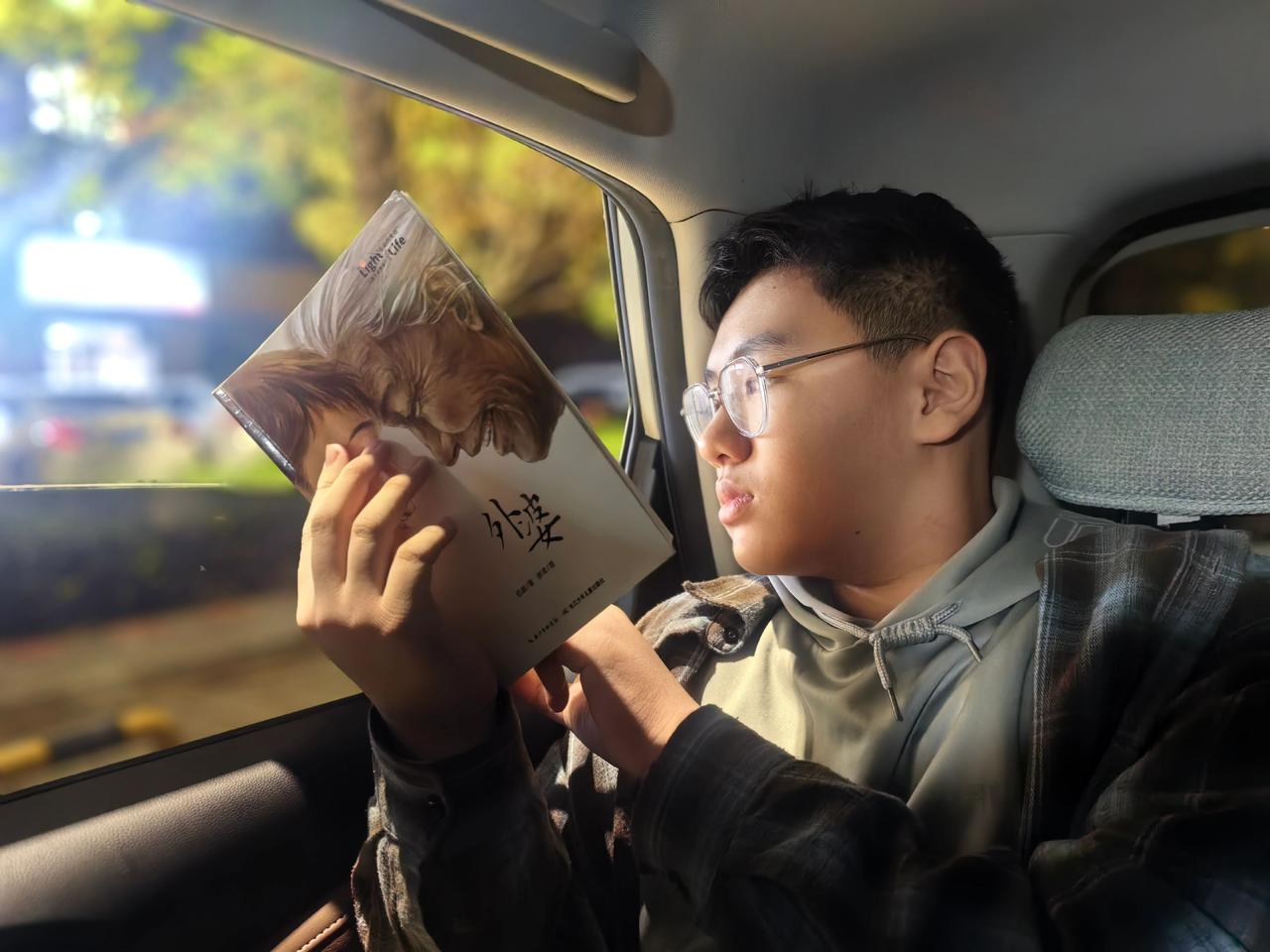 古有匡衡凿隔壁偷光，今有俺儿路灯下捧卷。以书为灯，于方寸空间，追寻文字的光亮。