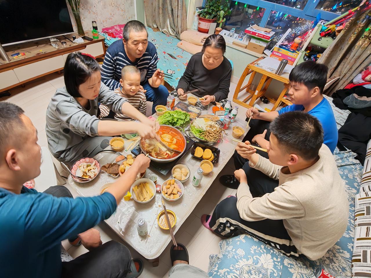 全家来个简单的聚餐，遗憾的是还缺几个人，希望年年有今日，岁岁有今朝。