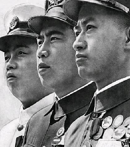 1949年11月，国军保安第四师师长正在睡觉，忽然感觉有人拍了拍他，两眼一睁，黑