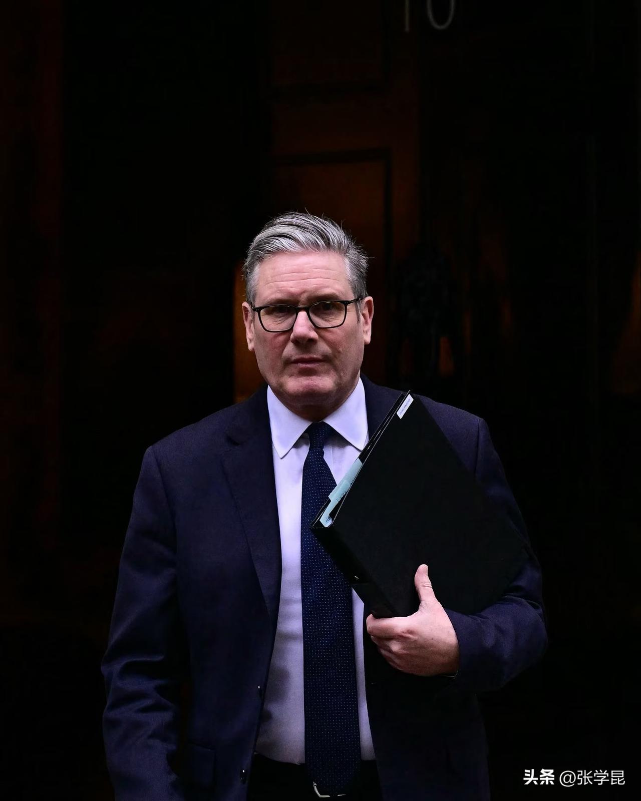 华尔街日报今天（2月10日）报道：“随着爱泼斯坦丑闻在英国政坛发酵，多数分析人士