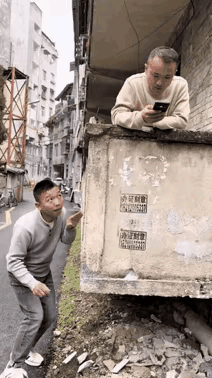 我觉得吧，
他是在耍我们。