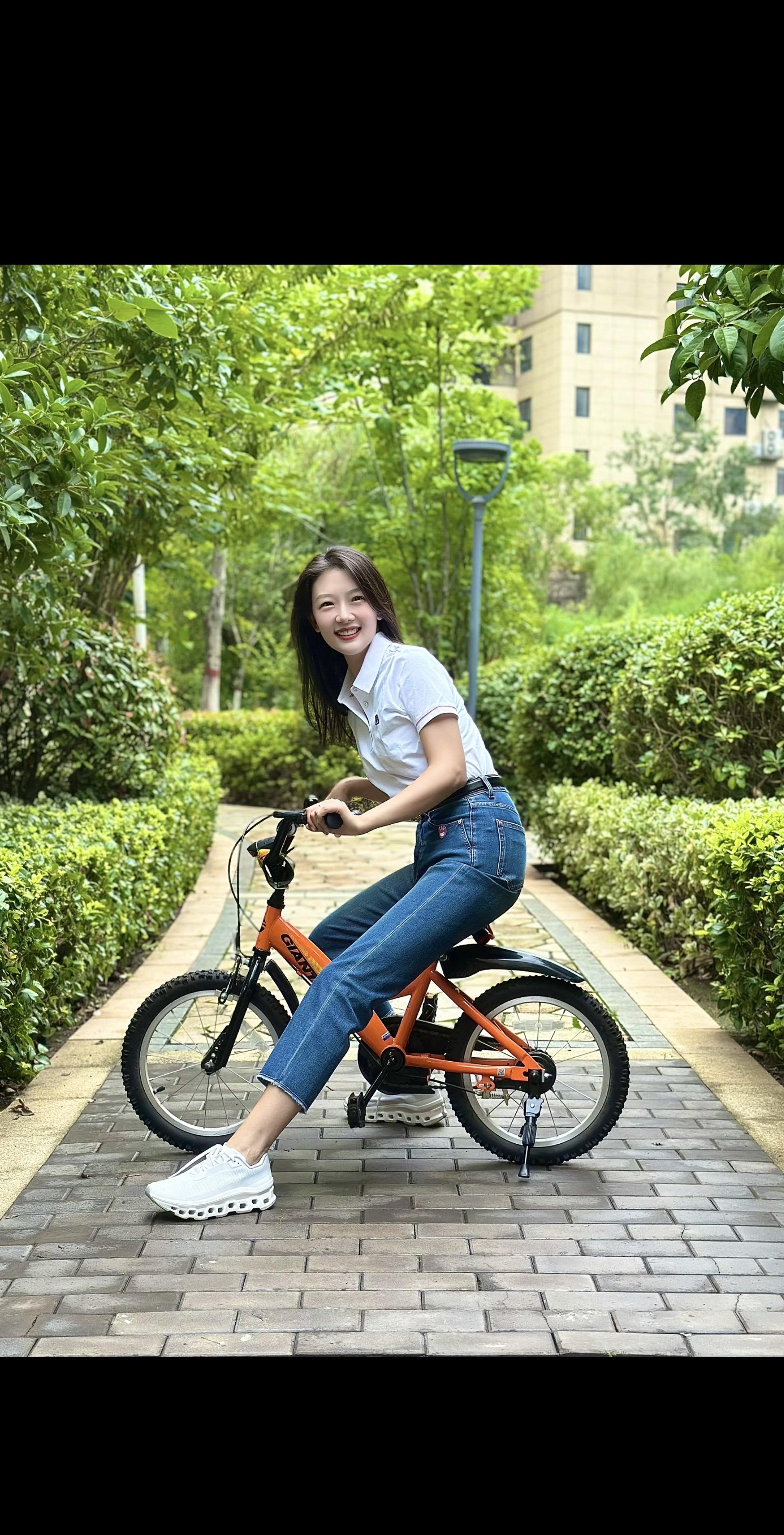 哄了好一会 才让我骑他车子 给我拍照片🤭