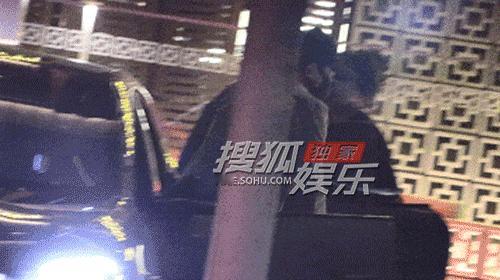 #吴刚和老婆试乘朋友座驾##吴刚和老婆试乘朋友的车# 媒体拍到吴刚和老婆外出和朋