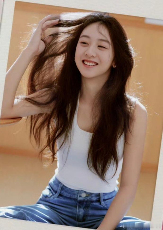 森碟18岁的生日写真 森碟18岁的生日写真曝光，白色背心+牛仔裤，18岁的少女阳