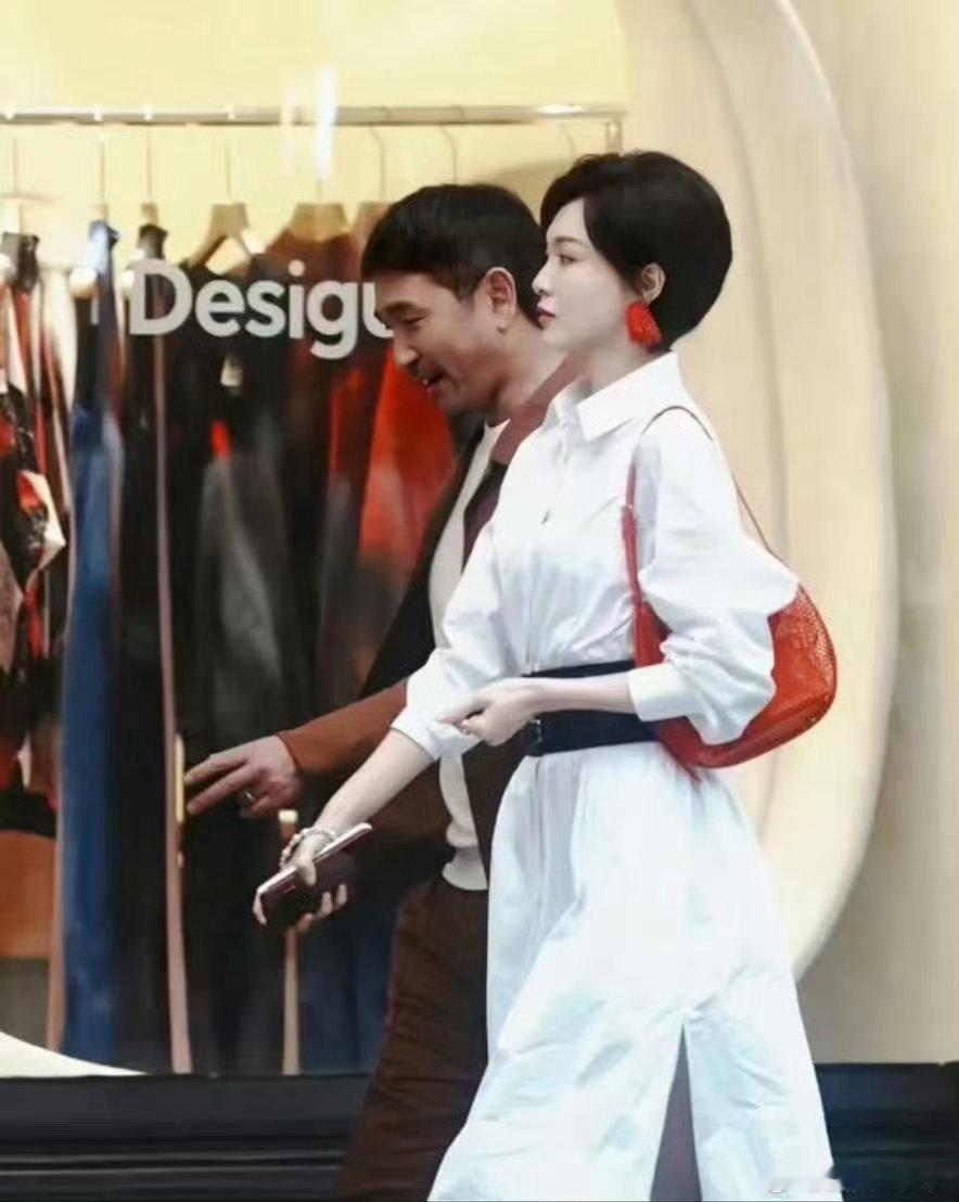 唐嫣戏里戏外梦幻联动  唐嫣短发造型让人惊艳，戏里戏外展现自信魅力。无论是《独身