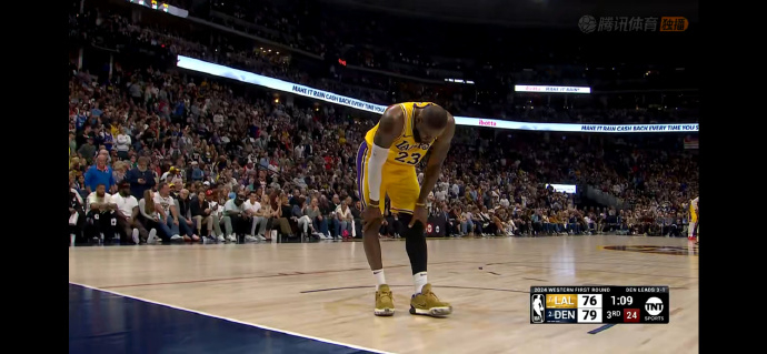 #詹姆斯燃尽了自己#浓眉受伤，詹姆斯又上篮崴脚。摆手示意自己不用换，绑好鞋带调整