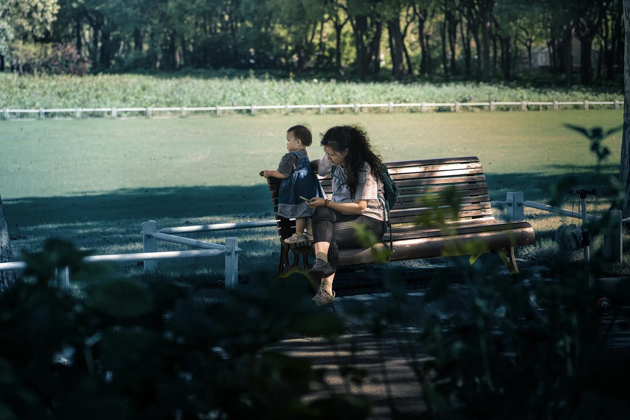 果儿黄，果儿甜。果儿熟了又一年。