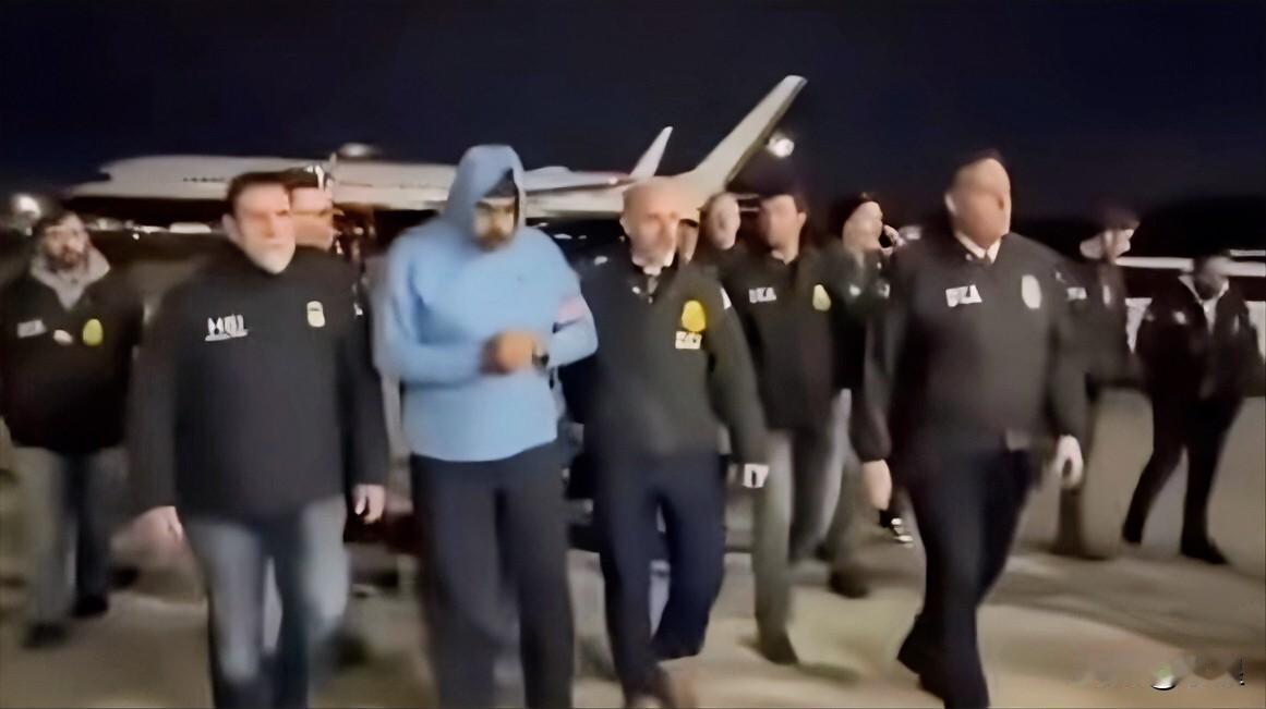 2026开工第一天
真是惊掉下巴的一天
堂堂一国总统就这么被抓走了
吃瓜吃到现在