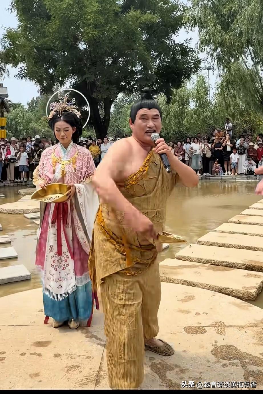 刚打开手机，便瞧见朱之文那奇特的造型，竟与《西游记》里的灵吉菩萨有几分相像。只见