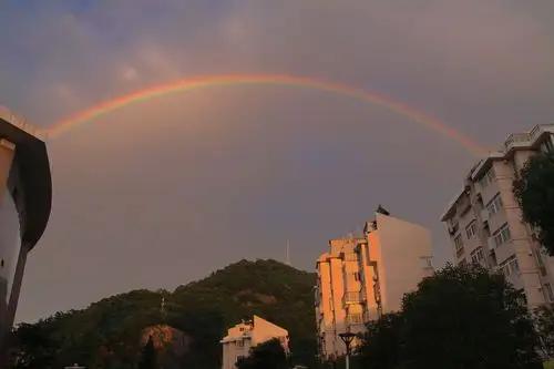 下联：彩虹总在风雨后。

（图片来自网络）
